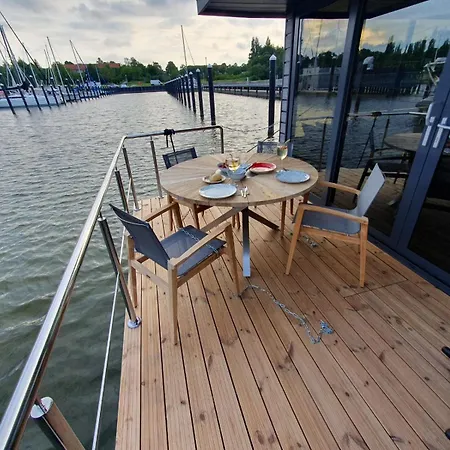 Villa Seeadler Hausboot Deine Auszeit auf dem Wasser Hausboot festliegend mit 360Grad Dachterrasse, 2 Badezimmer, 2 Hunde *