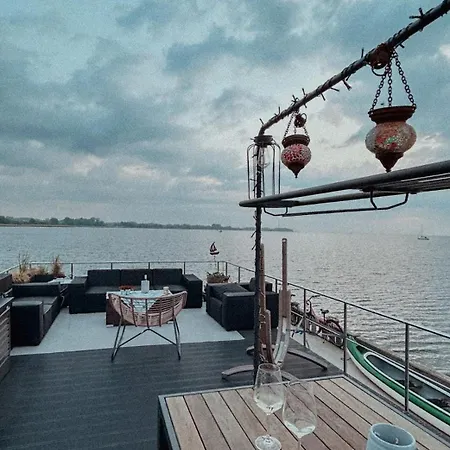 Hausboot Seeadler Ihre Private Auszeit Am Wasser Mit Sauna, Hunde Willkommen Villa Stralsund