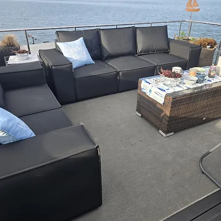 Seeadler Hausboot Deine Auszeit auf dem Wasser Hausboot festliegend mit 360Grad Dachterrasse, 2 Badezimmer, 2 Hunde * Stralsund
