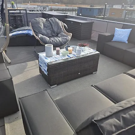 Seeadler Hausboot Deine Auszeit auf dem Wasser Hausboot festliegend mit 360Grad Dachterrasse, 2 Badezimmer, 2 Hunde Villa