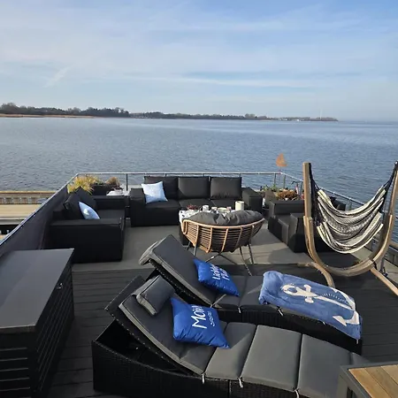 Seeadler Hausboot Deine Auszeit auf dem Wasser Hausboot festliegend mit 360Grad Dachterrasse, 2 Badezimmer, 2 Hunde Stralsund