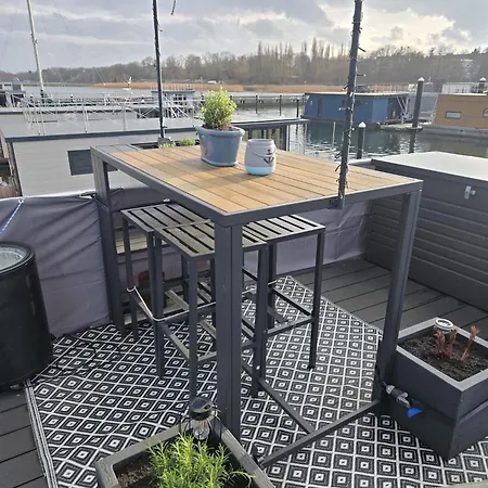 Seeadler Hausboot Deine Auszeit auf dem Wasser Hausboot festliegend mit 360Grad Dachterrasse, 2 Badezimmer, 2 Hunde Villa