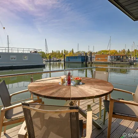 Seeadler Hausboot Deine Auszeit auf dem Wasser Hausboot festliegend mit 360Grad Dachterrasse, 2 Badezimmer, 2 Hunde Villa Stralsund