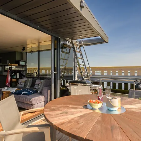 Seeadler Hausboot Deine Auszeit auf dem Wasser Hausboot festliegend mit 360Grad Dachterrasse, 2 Badezimmer, 2 Hunde Villa Stralsund