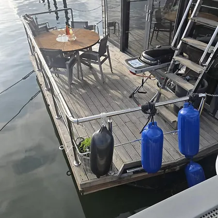 Seeadler Hausboot Deine Auszeit auf dem Wasser Hausboot festliegend mit 360Grad Dachterrasse, 2 Badezimmer, 2 Hunde Villa