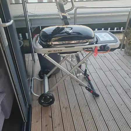 Seeadler Hausboot Deine Auszeit auf dem Wasser Hausboot festliegend mit 360Grad Dachterrasse, 2 Badezimmer, 2 Hunde * Stralsund