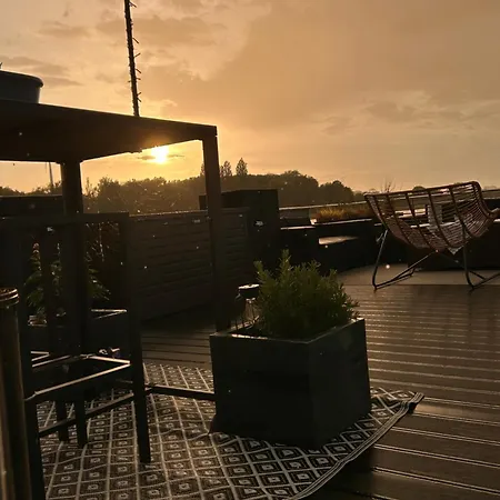 Seeadler Hausboot Deine Auszeit auf dem Wasser Hausboot festliegend mit 360Grad Dachterrasse, 2 Badezimmer, 2 Hunde Villa Stralsund