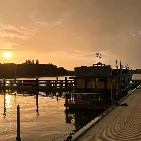 Seeadler Hausboot Deine Auszeit auf dem Wasser Hausboot festliegend mit 360Grad Dachterrasse, 2 Badezimmer, 2 Hunde