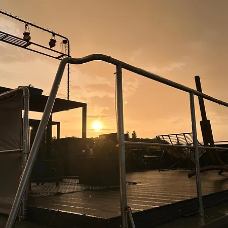 Seeadler Hausboot Deine Auszeit auf dem Wasser Hausboot festliegend mit 360Grad Dachterrasse, 2 Badezimmer, 2 Hunde Stralsund