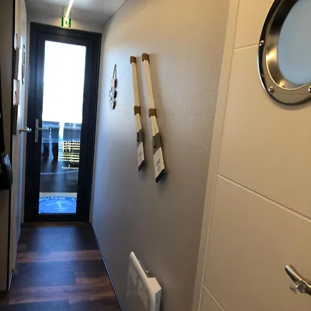 Villa Seeadler Hausboot Deine Auszeit auf dem Wasser Hausboot festliegend mit 360Grad Dachterrasse, 2 Badezimmer, 2 Hunde Stralsund