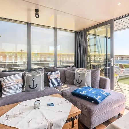 Seeadler Hausboot Deine Auszeit auf dem Wasser Hausboot festliegend mit 360Grad Dachterrasse, 2 Badezimmer, 2 Hunde Villa Stralsund
