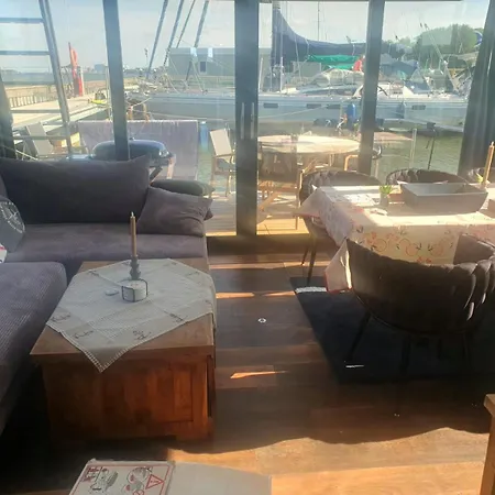 Seeadler Hausboot Deine Auszeit auf dem Wasser Hausboot festliegend mit 360Grad Dachterrasse, 2 Badezimmer, 2 Hunde Villa