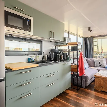 Seeadler Hausboot Deine Auszeit auf dem Wasser Hausboot festliegend mit 360Grad Dachterrasse, 2 Badezimmer, 2 Hunde Villa