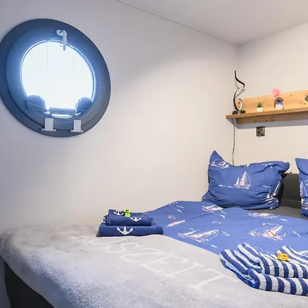 Seeadler Hausboot Deine Auszeit auf dem Wasser Hausboot festliegend mit 360Grad Dachterrasse, 2 Badezimmer, 2 Hunde Villa Stralsund