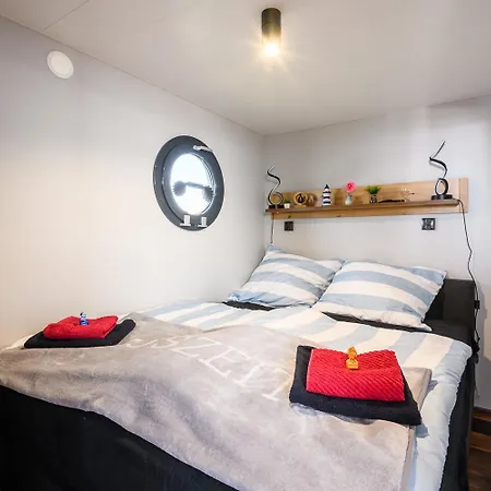 Seeadler Hausboot Deine Auszeit auf dem Wasser Hausboot festliegend mit 360Grad Dachterrasse, 2 Badezimmer, 2 Hunde Villa *