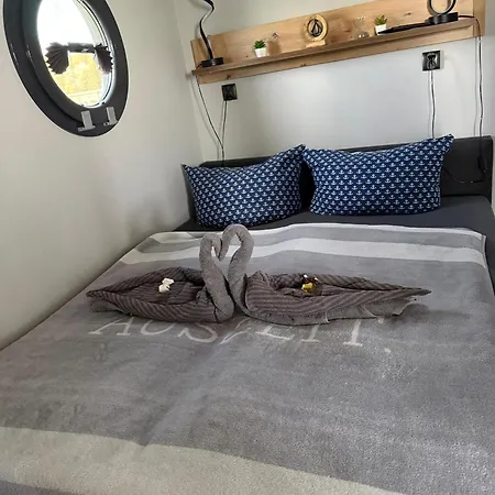 Seeadler Hausboot Deine Auszeit auf dem Wasser Hausboot festliegend mit 360Grad Dachterrasse, 2 Badezimmer, 2 Hunde *