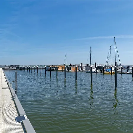 Seeadler Hausboot Deine Auszeit auf dem Wasser Hausboot festliegend mit 360Grad Dachterrasse, 2 Badezimmer, 2 Hunde Stralsund