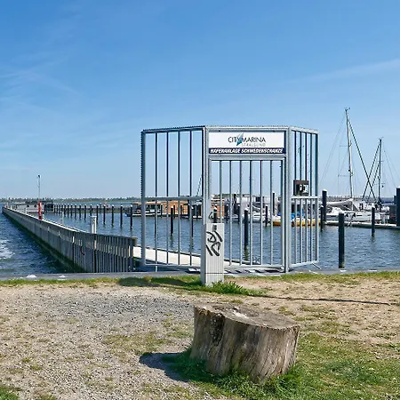 Seeadler Hausboot Deine Auszeit auf dem Wasser Hausboot festliegend mit 360Grad Dachterrasse, 2 Badezimmer, 2 Hunde Stralsund