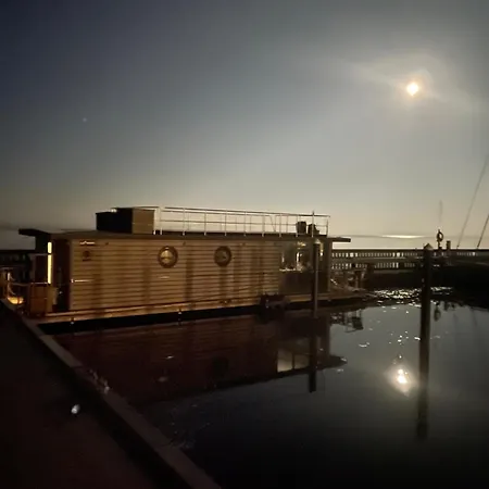 Hausboot Seeadler Ihre Private Auszeit Am Wasser Mit Sauna, Hunde Willkommen Stralsund