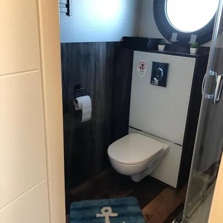 Seeadler Hausboot Deine Auszeit auf dem Wasser Hausboot festliegend mit 360Grad Dachterrasse, 2 Badezimmer, 2 Hunde Villa Stralsund