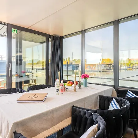 Seeadler Hausboot Deine Auszeit auf dem Wasser Hausboot festliegend mit 360Grad Dachterrasse, 2 Badezimmer, 2 Hunde Villa *